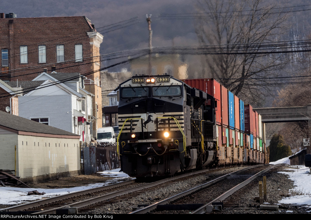 NS 4333 leads westbound stacks through Emmaus